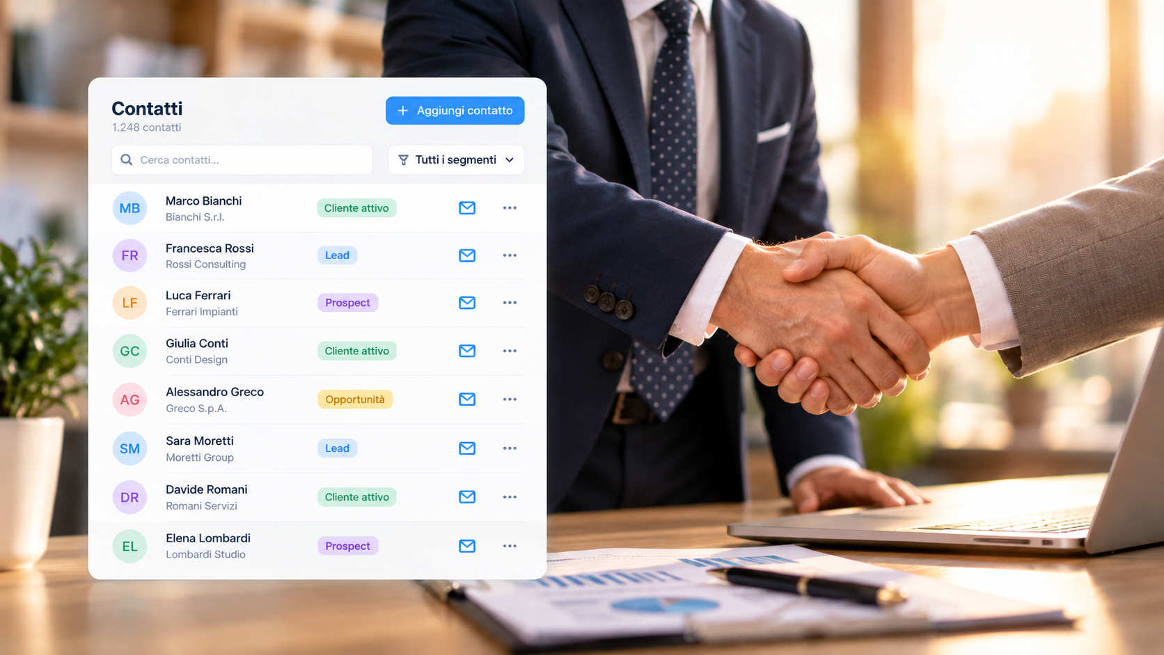 Stretta di mano e organizzazione dei contatti per campagne email mirate
